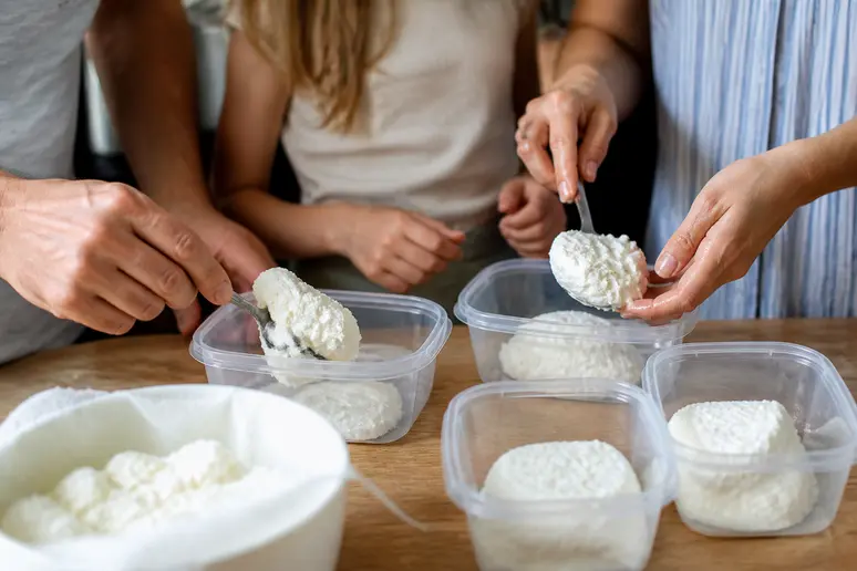 Vorbereitung von Ricotta für das Einfrieren zur optimalen ricotta-haltbarkeit und Abfallvermeidung.