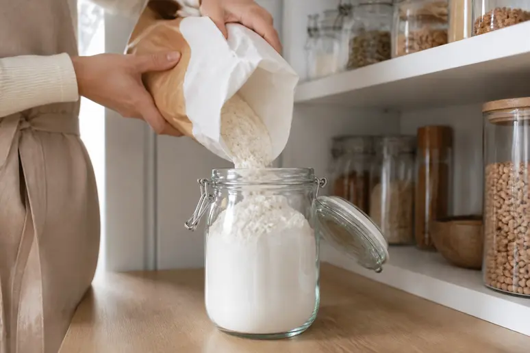Mehl wird in ein luftdichtes Glasgefäß gefüllt, damit kann Mehl schlecht werden vermieden werden.
